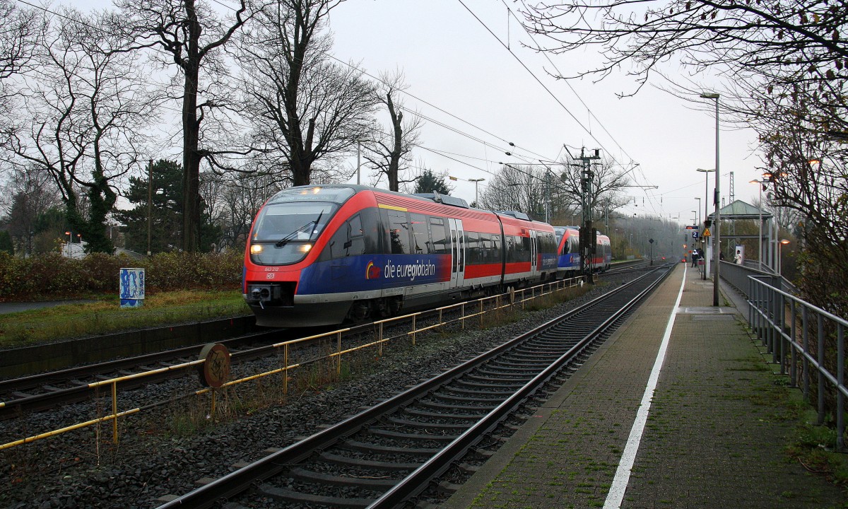 Zwei Euregiobahn (RB20) kommen aus Langerwehe-Stolberg-Altstadt nach Heerlen(NL) aus Richtung Aachen-West,Laurensberg,Richterich und hielten in Kohlscheid und fahren in Richtung Herzogenrath.
Bei Regenwolken am Kalten Morgen vom 25.11.2015.