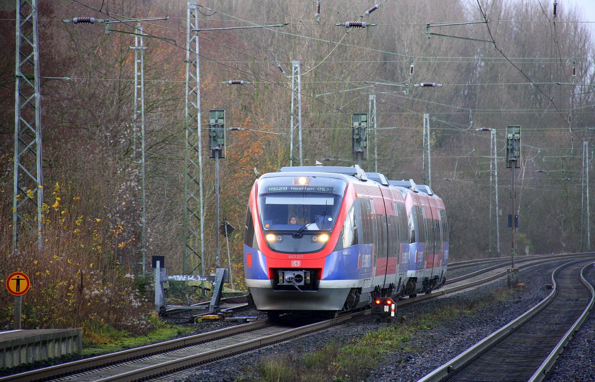 Zwei Euregiobahn (RB20) kommen aus Langerwehe-Stolberg-Altstadt nach Heerlen(NL) aus Richtung Aachen-West,Laurensberg,Richterich und halten in Kohlscheid und fahren in Richtung Herzogenrath. 
Bei schönem Sonnenschein am Morgen vom 9.12.2015.