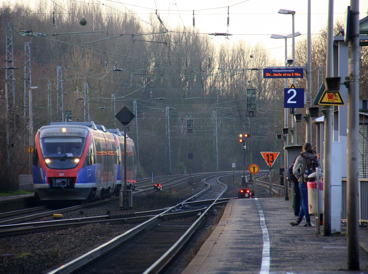 Zwei Euregiobahn (RB20) kommen aus Langerwehe-Stolberg-Altstadt nach Alsdorf-Annapark  aus Richtung Aachen-West,Laurensberg,Richterich und halten in Kohlscheid und fahren in Richtung Herzogenrath.
Aufgenommen von Bahnsteig 2 in Kohlscheid. 
Bei schönem Sonnenschein am Morgen vom 25.1.2016.