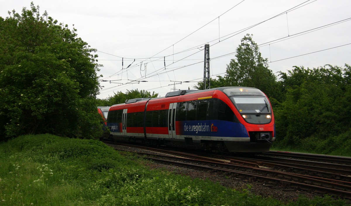 Zwei Euregiobahn (RB20) kommt aus Langerwehe-Stolberg-Altstadt nach Heerlen(NL) kommt aus Richtung Aachen-West,Laurensberg,Richterich, und fährt in Richtung Kohlscheider-Bahnhof,Herzogenrath.
Aufgenommen bei Wilsberg in Kohlscheid bei Wolken am Abend vom 2.5.2014.