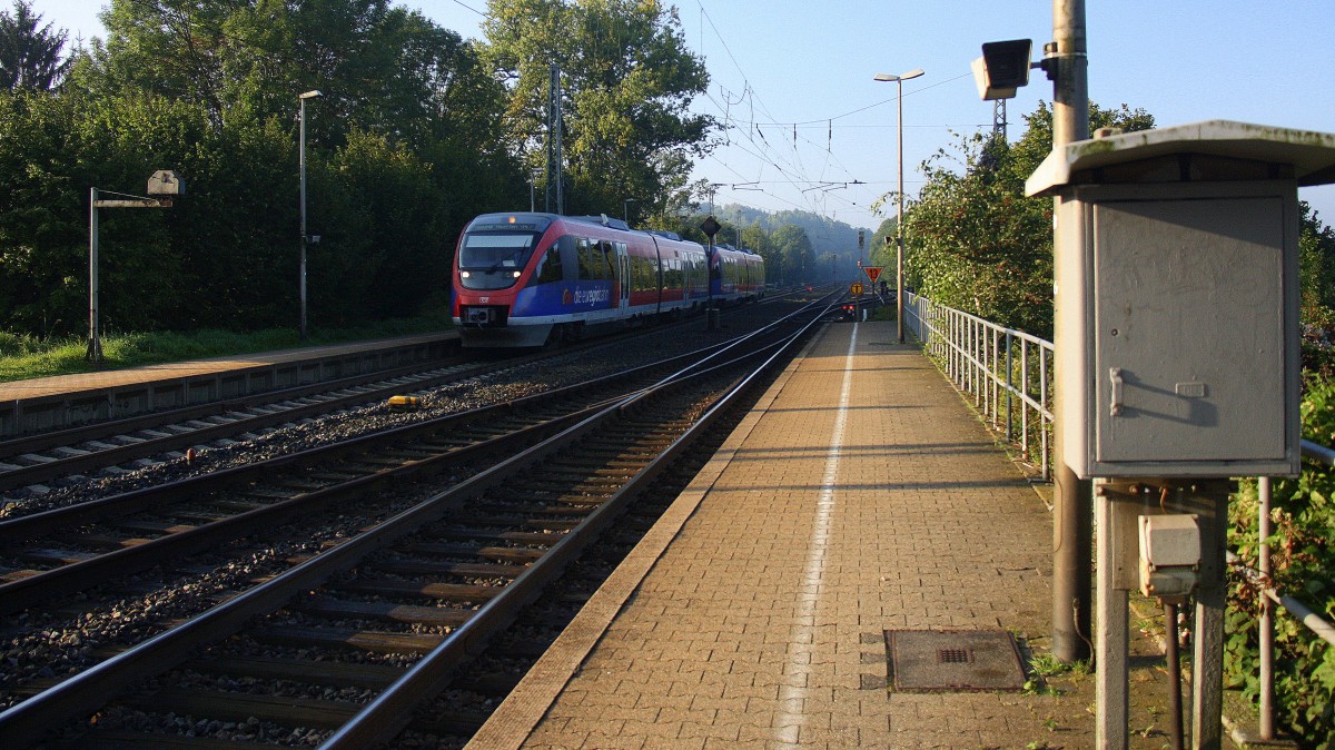 Zwei Euregiobahn (RB20) kommt aus Langerwehe-Stolberg-Altstadt nach Heerlen(NL) aus Richtung Aachen-West,Laurensberg,Richterich und hält in Kohlscheid und fährt in Richtung Herzogenrath. Bei schönem Sonnenschein am Morgen vom 12.9.2014.