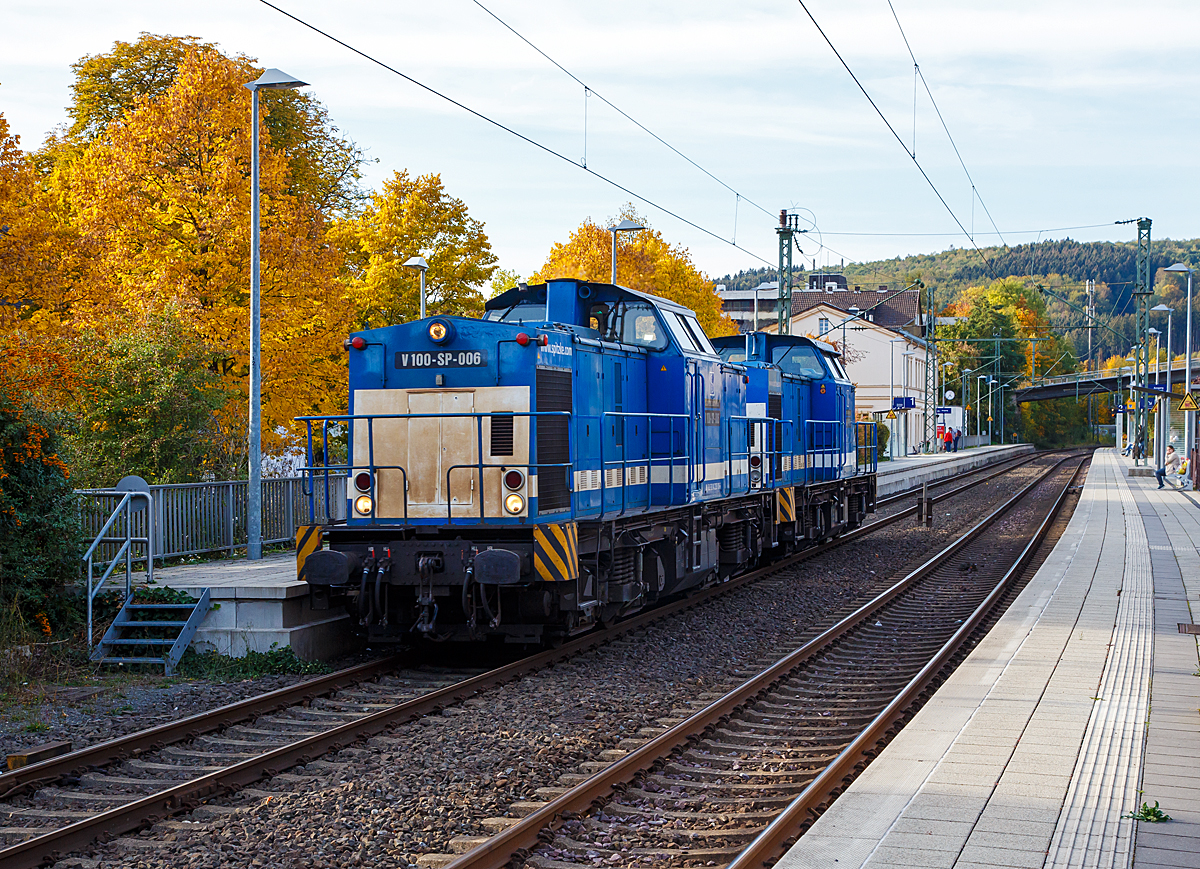 
Zwei ex DR V 100.1 in Doppeltraktion als Lz, die V 100-SP-006 (92 84 2203 006-6 NL-SLG) und die V 100-SP-009 (92 80 1203 129-2 D-SLG) der SLG Spitzke Logistik GmbH (Großbeeren), fahren am 08.10.2018 durch den Bahnhof Kirchen an der Sieg in Richtung Betzdorf.

Die beiden V 100.1 wurden von ALSTOM Lokomotiven Service GmbH in Stendal gemäß Umbaukonzept BR 203.1 in die heutige BR 203 umgebaut.

Ehemalige Bezeichnungen:
Die V 100-SP-006 ist die ex DB 202 340-6, ex DR 112 340-5 und ex DR 110 340-7. Baujahr 1971 LEW 12849.
Die V 100-SP-009  ist die ex DB 202 528-6, ex DR 112 528-5 und ex DR 110 528-7. Baujahr 1973 LEW 13567.

