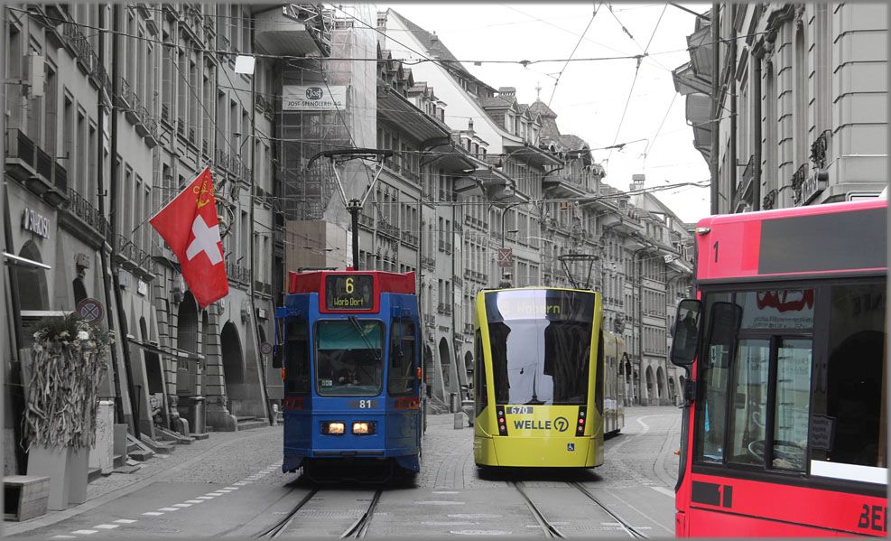 Zwei Fahrzeugtypen und ein O-Bus in der Berner Marktgasse. 19.03.17