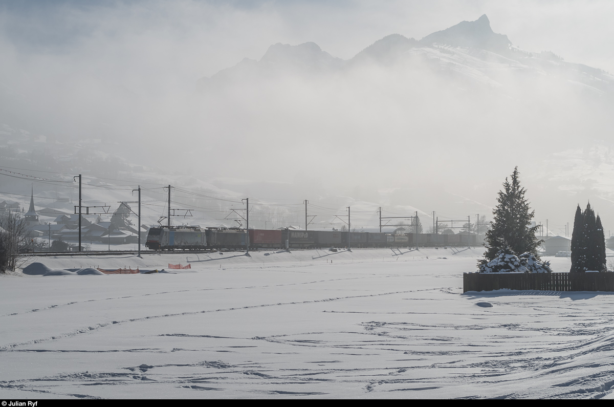 Zwei für BLS Cargo fahrende Railpool-186er sind am 22. Januar 2017 mit einem UKV-Zug bei Reichenbach im Kandertal unterwegs Richtung Norden. Der vom Mittelland heraufziehende Nebel verleiht dem Bild etwas mystisches.