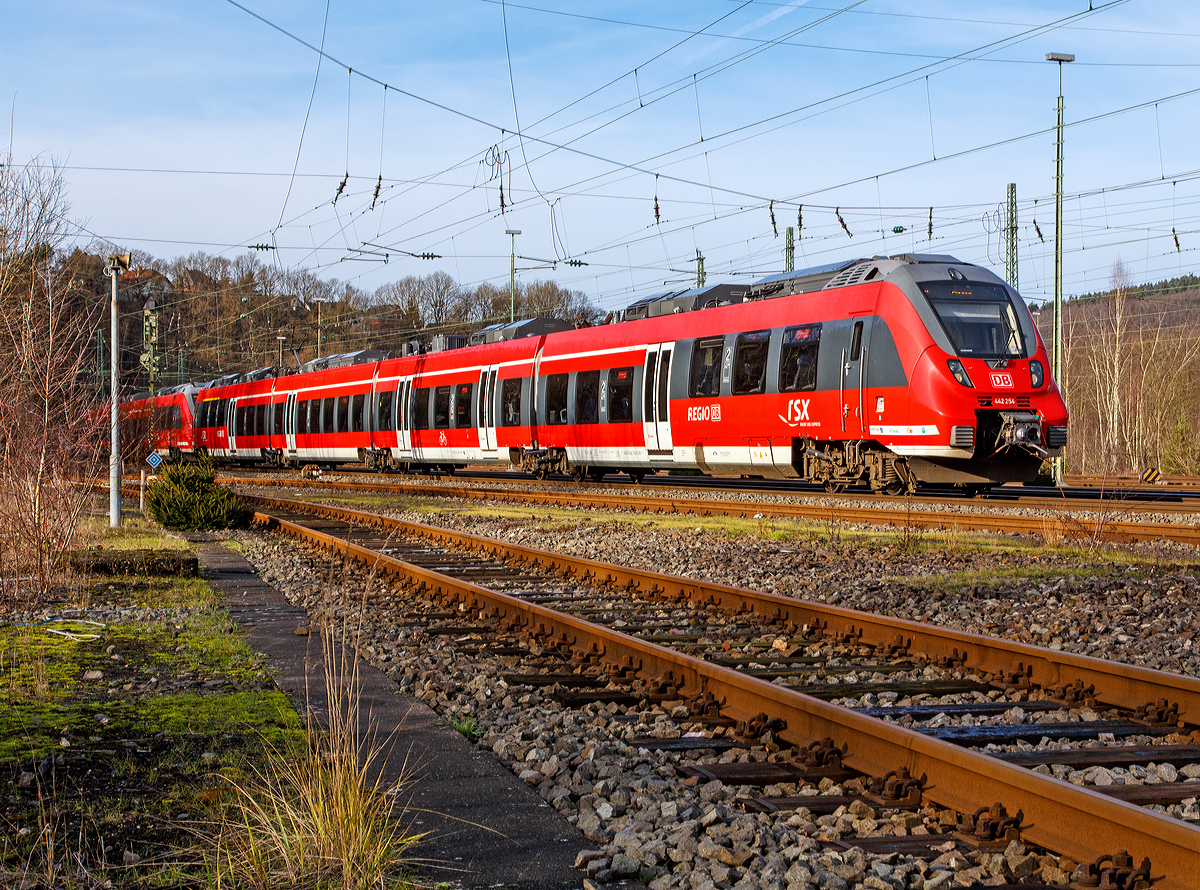 
Zwei gekoppelte vierteilige Bombardier Talent 2 (442 254 und 442 263) der DB Regio NRW, als RE 9  Rhein-Sieg-Express  (Aachen-Köln-Siegen), am 18.01.2015 kurz vor der Einfahrt in den Bahnhof Betzdorf/Sieg.