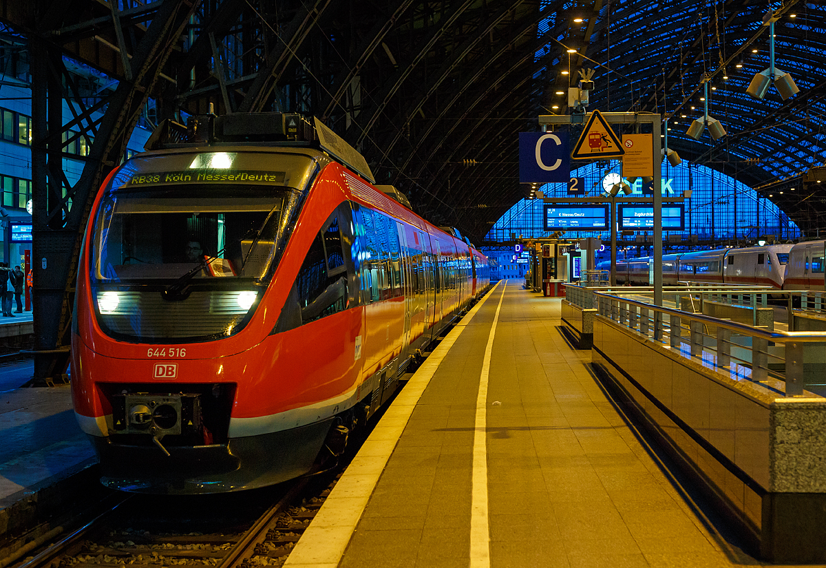 
Zwei gekuppelte 3-teilige diesel-elektrische Bombardier Talent der BR 644 stehen am morgen des 28.12.2017 im Hauptbahnhof Köln, als RB 38  Erft-Bahn , zur Weiterfahrt nach Köln Messe/Deutz bereit.