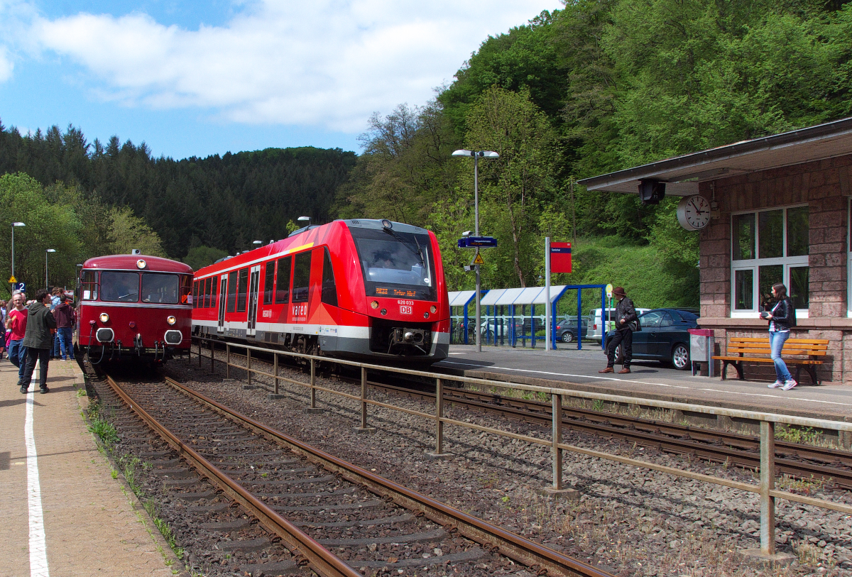 Zwei Generationen treffen zusammen. Ein Schienenbus (VT 98) der Baureihe 796 trifft auf die moderne Bahn. 620 033 hält in Speicher, einem kleinen Städtchen in der Eifel. 
Die Schienenbusse warten auf die Ausfahrt des LINT und auf die Kreuzung des RE aus Trier. Danach brummen die Roten Schienenbusse wieder der Kyll entlang in Richtung Mosel. Bahnstrecke 2631 Hürth Kalscheuren - Ehrang am 14.05.2016