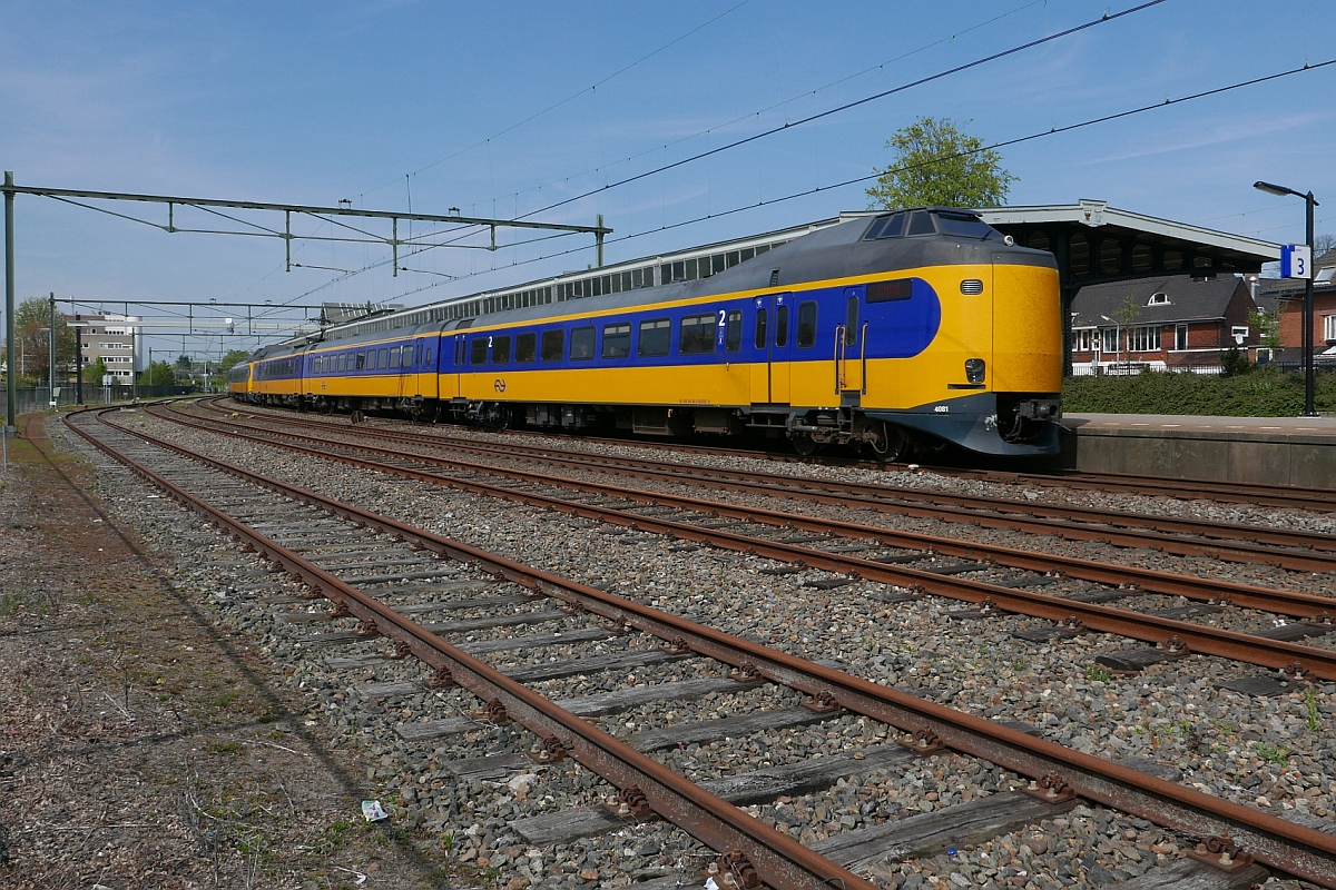 Zwei  Koploper  mit den Betriebsnummern 4081 und 4203 durchfahren am 06.05.2016 auf der Fahrt von Schiphol-Airport nach Amersfoort den Bahnhof von Naarden-Bussum.