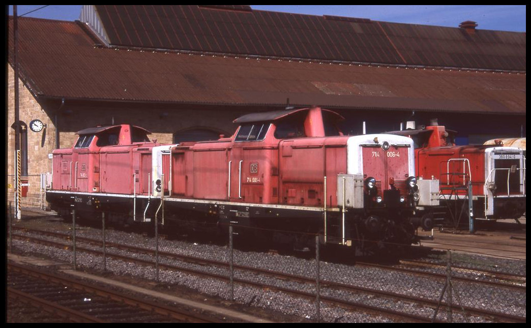 Zwei Lokomotiven für den Tunnel Rettungs Zug standen am 19.9.1999 im BW am HBF Fulda:714006 und dahinter 714002
