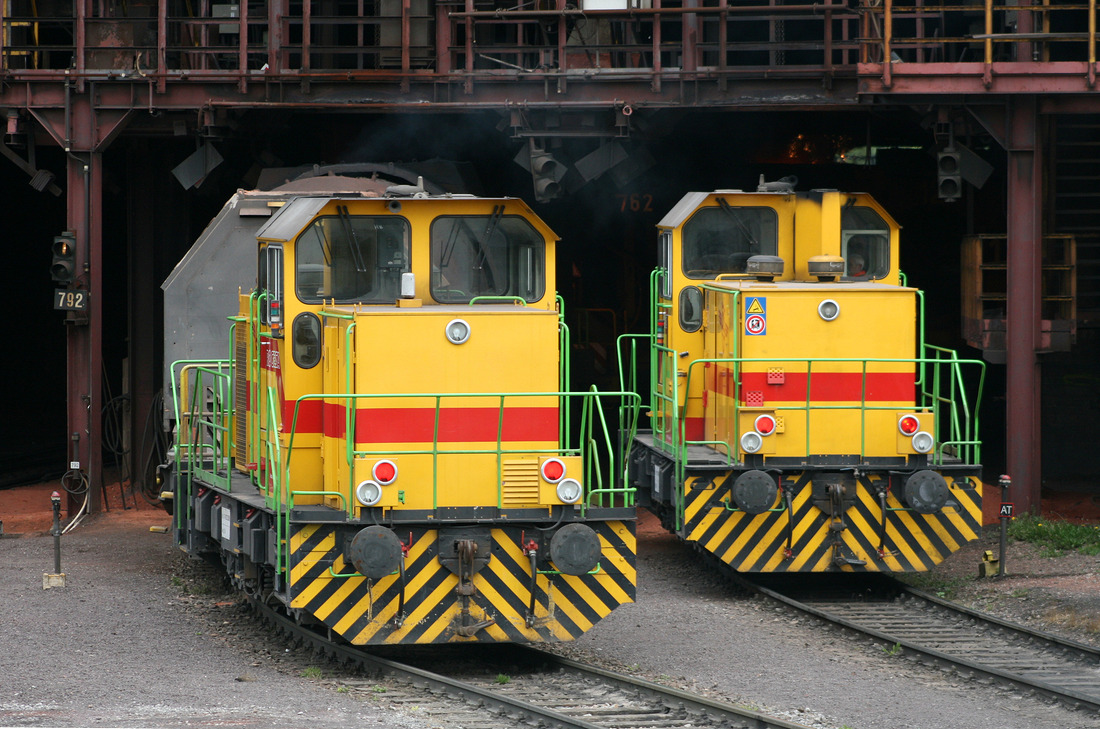 Zwei Loks der ROGESA sind fleißig im Dillinger Hüttenwerk im Einsatz.
Aufgenommen am 15. Juli 2012.