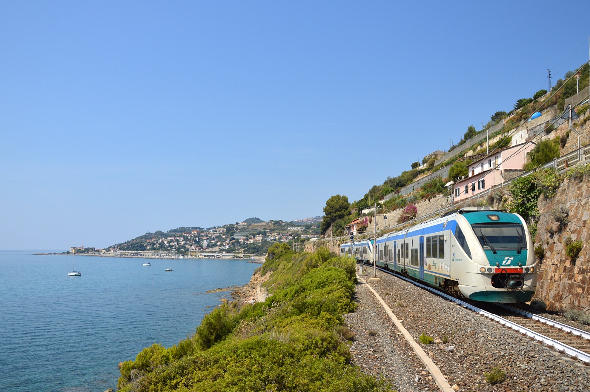 Zwei Minuetto MD (Regionalzug Torino - Imperia Oneglia) laufen an der Küste zwischen San Lorenzo und Imperia - 08.08.2015