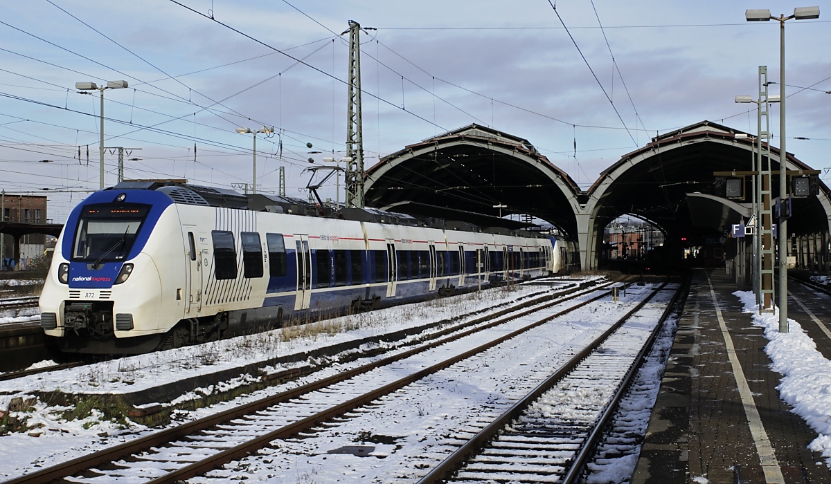 Zwei National Express-Triebwagen, vorne ET 872, fahren mit dem RE 7 von Rheine nach Krefeld am 01.02.2019 aus dem Hagener Hauptbahnhof aus