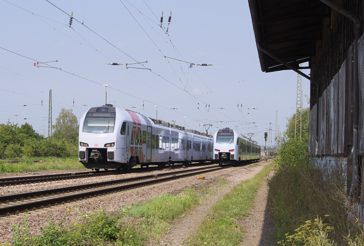 Zwei oder drei mal Süwex. Die Spiegelung täuscht 3 Fahrzeuge vor. Und genau eine Stunde später passierte etwas Außergewöhnliches, auch die folgenden Süwex Züge trafen genau an der gleichen Stelle. Das Beweisfoto folgt noch. 429 101 + 429 127 bei Bous Saar am 26.08.2017 - Bahnstrecke 3230 Saarbrücken - Karthaus