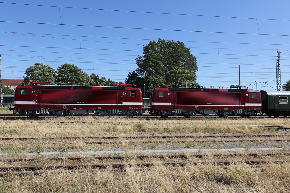 Zwei offensichtlich frisch lackierte DR Lok’s der BR 243 mit historischen Wagen in Bergen auf Rügen abgestellt. - 07.07.2018