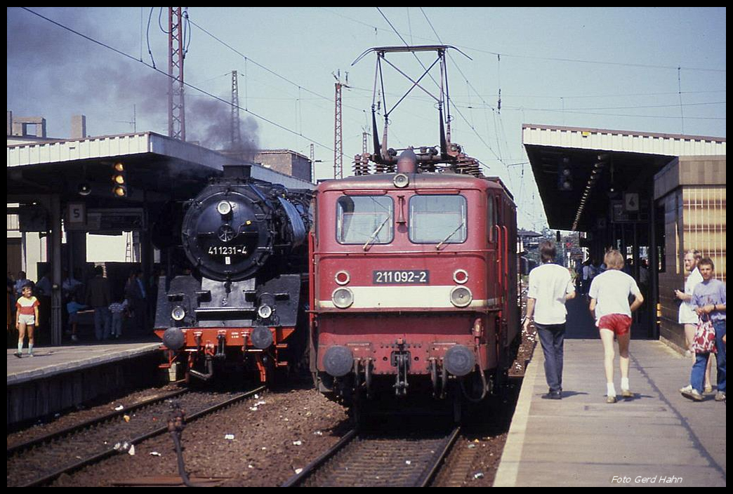 Zwei Personenzug Bespannungen aus verschiedenen Epochen. Rechts steht die DR 211092 am 26.8.1990 um 14.04 Uhr abfahrbereit im HBF Magdeburg. Links daneben hat 411231 den Personenzug nach Güsten am Haken.