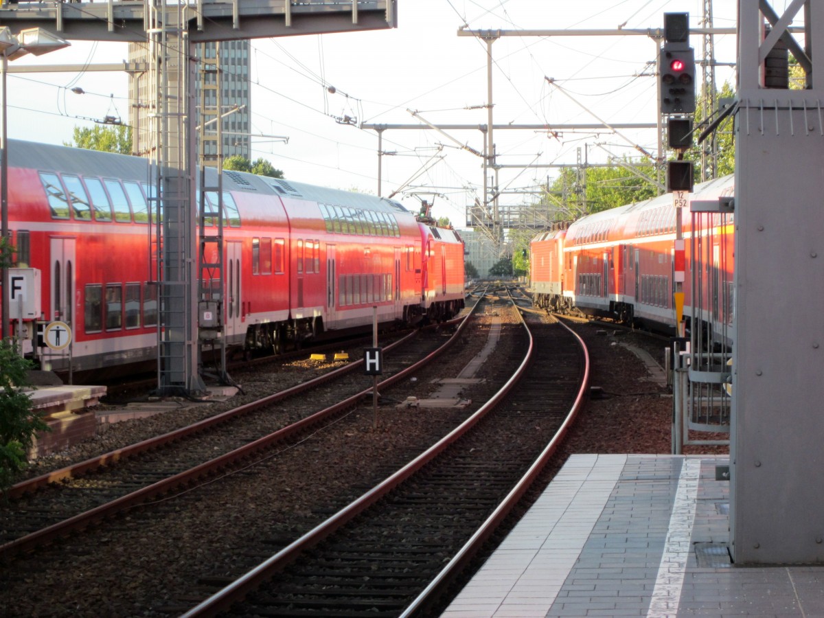 Zwei RE-Züge am 13.08.2013 in Berlin-Zoologischer Garten. Der rechte verläßt den Bhf. Ri. Stadtbahn / Hbf , der linke fährt in den Bhf. ein u. fährt weiter Ri. Brandenburg.