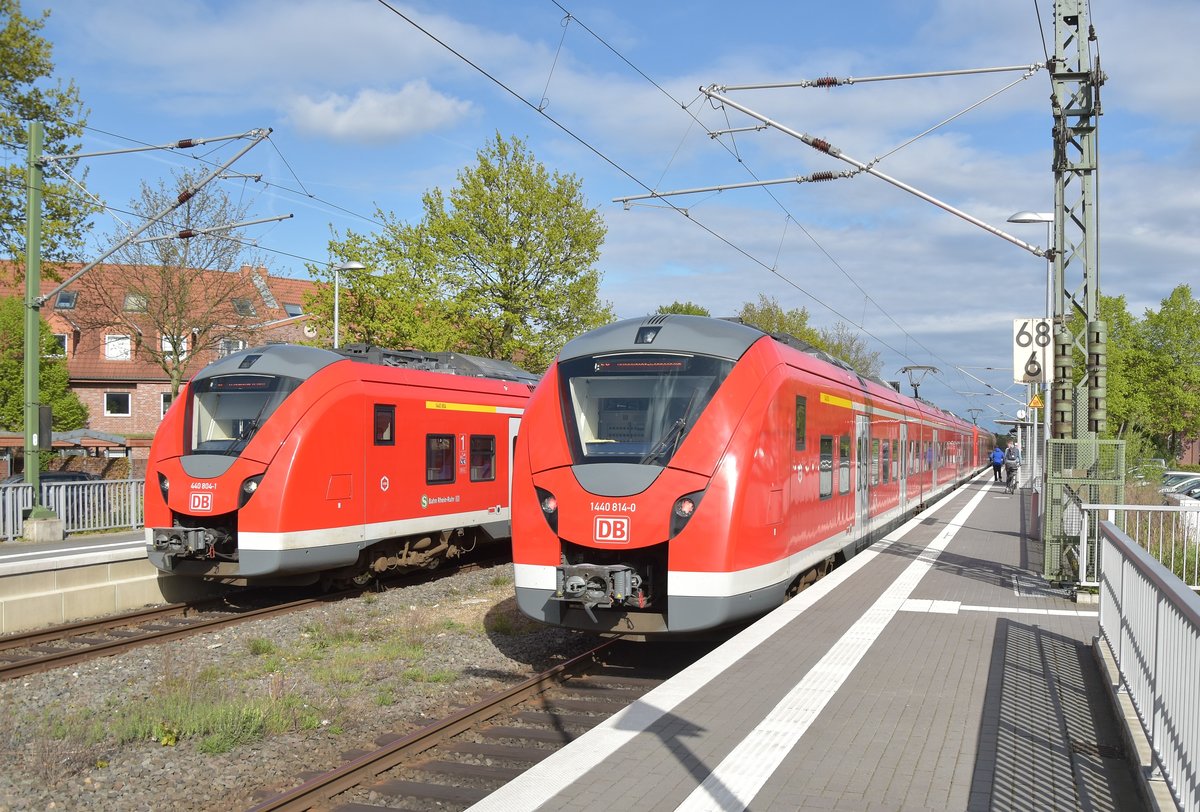 Zwei S8 Züge in Korschenbroich am Nachmittag des 23.4.2017, der rechte Zug fährt nach Düsseldorf Gerresheim, da in Wuppertal noch bis zum nächsten Morgen die Strecke gesperrt ist. Der linke Zug ist nach Mönchengladbach unterwegs.