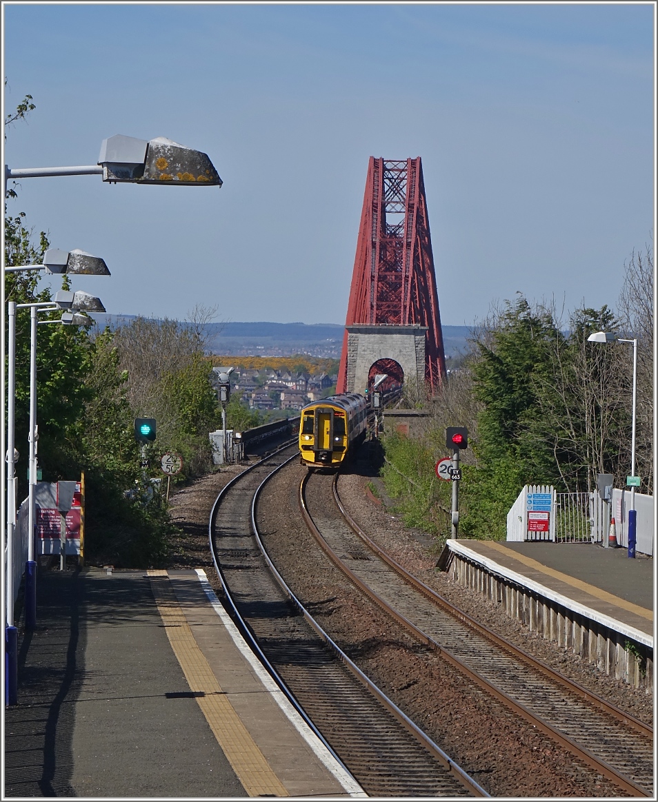 Zwei Scotrail Class 158 Triebzüge verlassen die Forth Bridge und erreichen Dalmeny.
(03.05.2017)