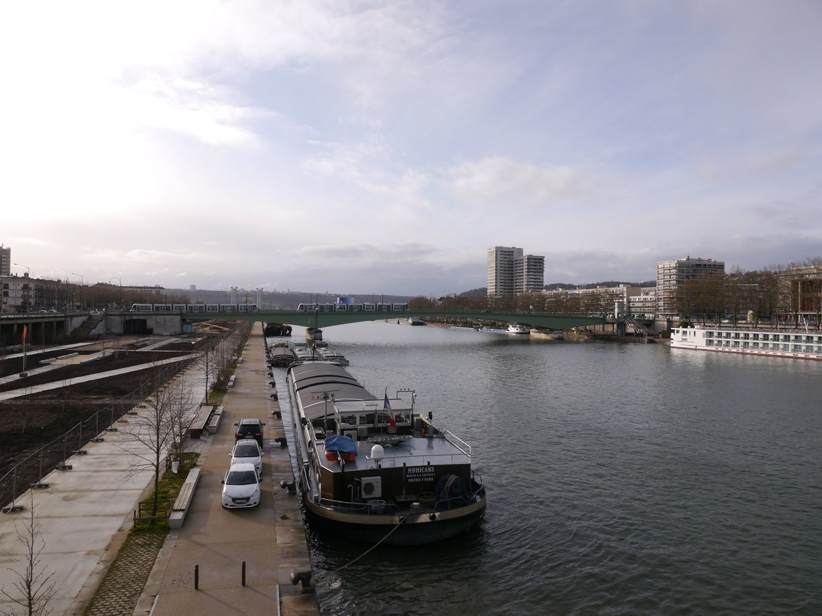 Zwei Straßenbahnen des Typs Citadis402 von Alstom der TCAR-Astuce fahren über die Seinebrücke Pont-Jeanne-d´Arc.    
 
27.03.2016 Rouen-Pont-Jeanne-d´Arc