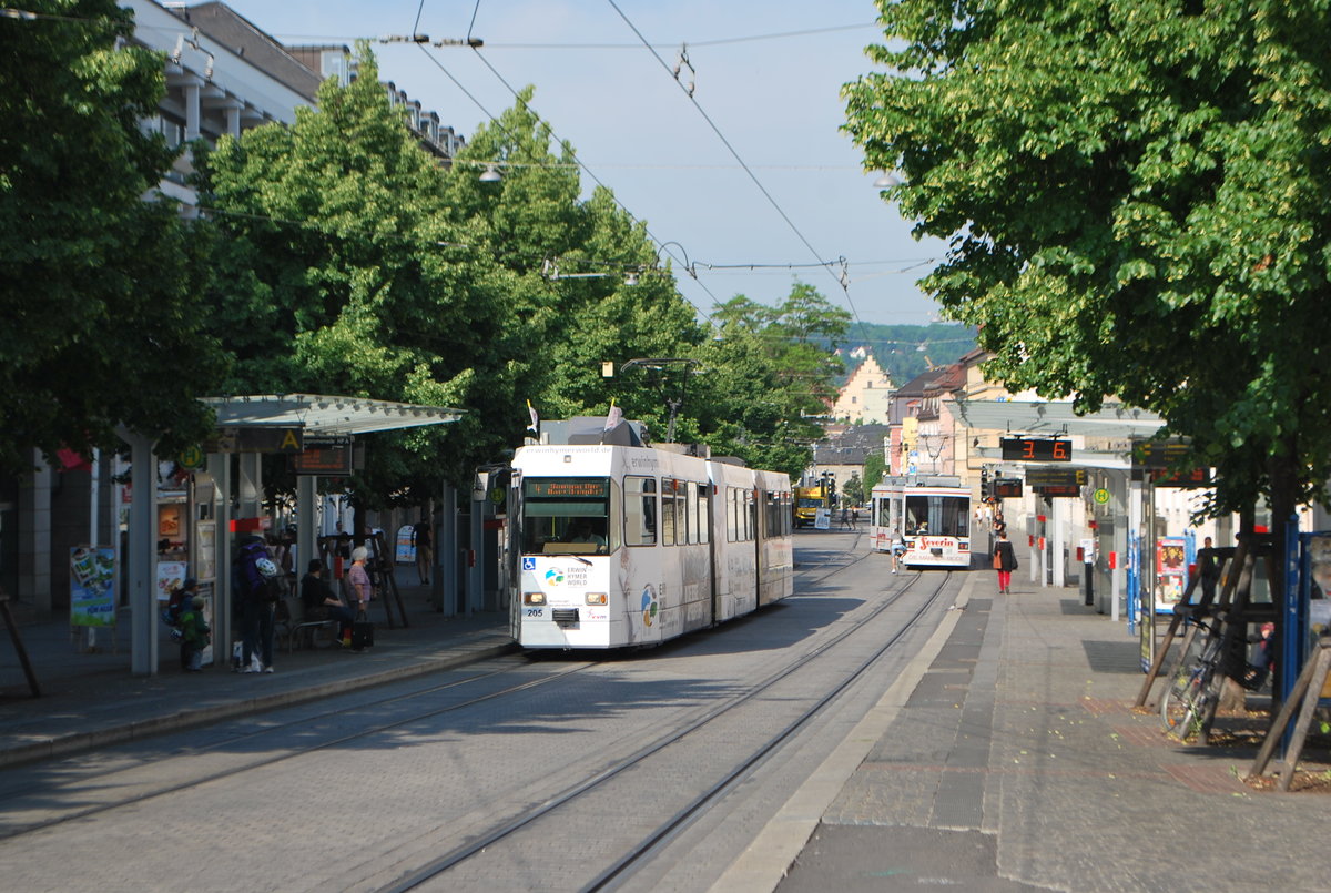 Zwei Straßenbahnen kreuzen sich auf der Juliuspromenade (Würzburg, Juni 2017)