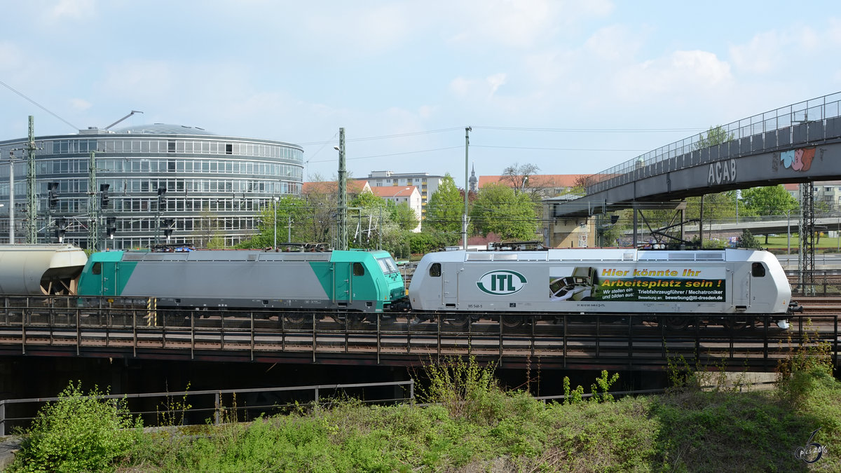Zwei TRAXXe von ITL ziehen einen Getreidezug in Richtung Hauptbahnhof. (Dresden, April 2014)