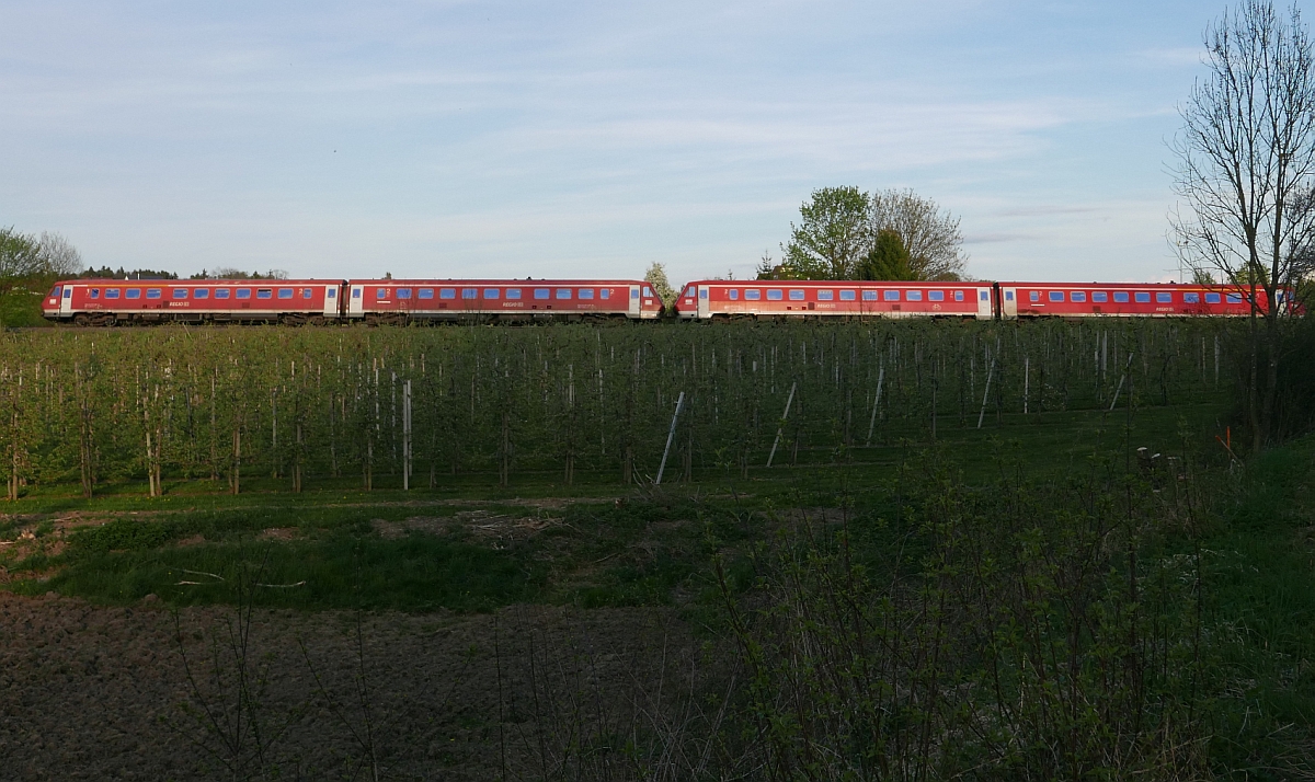 Zwei Triebwagen der Baureihe 611 haben als IRE 3052 von Ulm nach Basel kurz zuvor die Haltestelle Friedrichshafen-Fischbach passiert (13.04.2017).