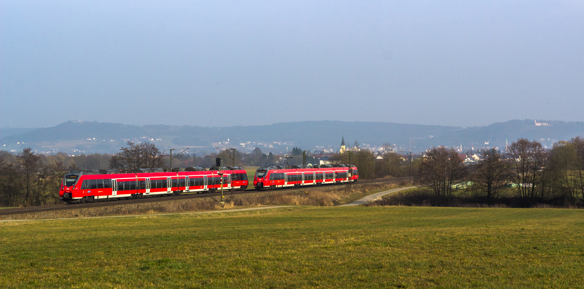 Zwei Triebzüge der Baureihe 442 begegnen sich bei Pölling (07.03.2014)