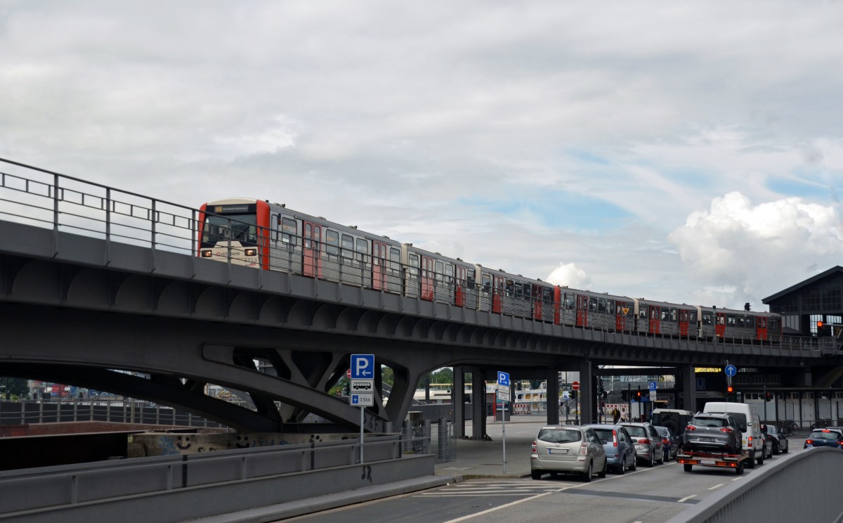 Zwei Triebzüge der Hamburger Hochbahn-Reihe DT3 verlassen am 01.07.14 den U-Bahnhof Baumwall in Richtung Wandsbek.
