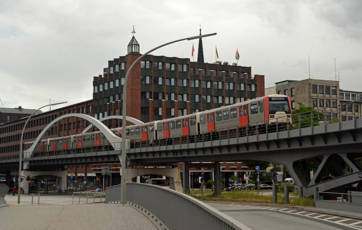 Zwei Triebzüge der Hamburger Hochbahn waren am 01.07.14 als U3 nach Schlump/Barmbek unterwegs. In Kürze erreichen die Triebzüge der Reihe DT3 den U-Bahnhof Baumwall.