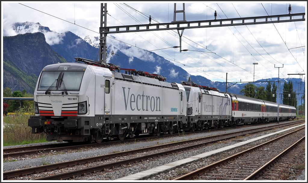 Zwei Vectron BR193 stehen abgestellt in Sargans. (02.05.2015)