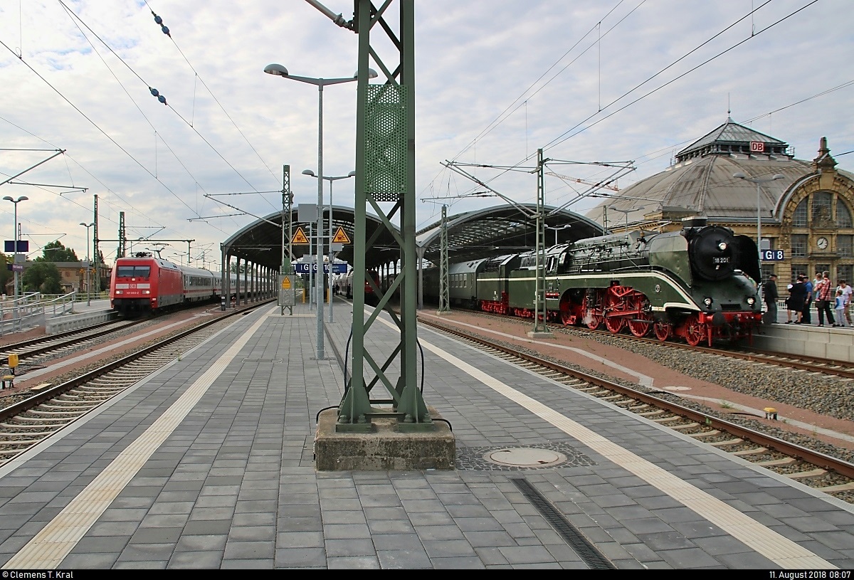 Zwei Züge, ein Ziel:
101 003-2 als IC 2238  Warnow  (Linie 56) von Leipzig Hbf nach Warnemünde trifft auf 18 201 der Dampf-Plus GmbH als SDZ 56744 von Naumburg(Saale)Hbf nach Warnemünde in Halle(Saale)Hbf.
Beide Züge fahren hier etwa zeitgleich ab; zuerst verlässt der IC den Bahnhof. Der Sonderzug wird den Ostseestrand erst rund 2 1/4 Stunden später erreichen. Hätte ich die Wahl, würde mir die Entscheidung nicht schwer fallen. ;)
[11.8.2018 | 8:07 Uhr]