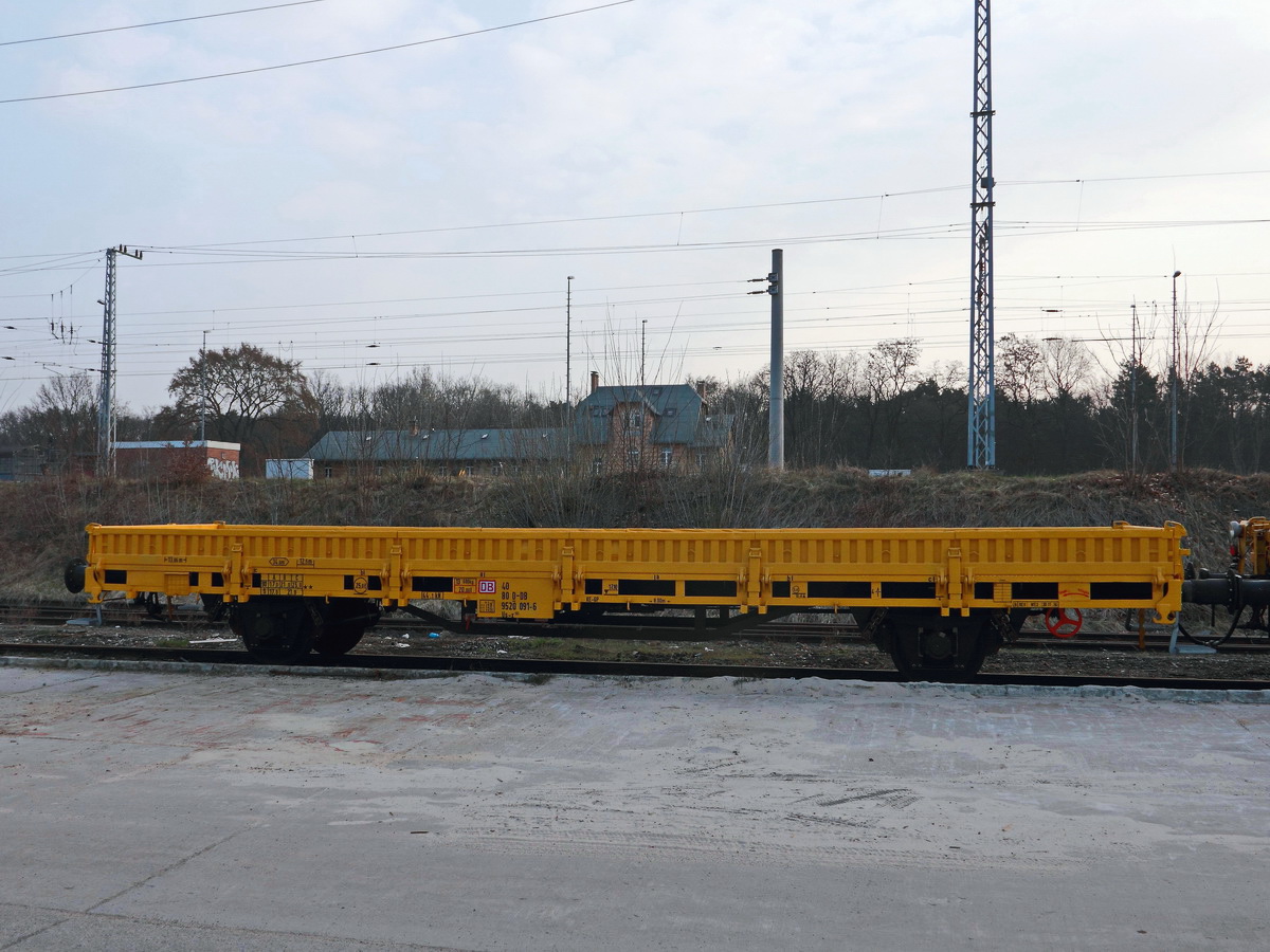 Zweiachsiger Flachwagen der DB mit der Nr. 40 80 D-DB 9520 091-6 Us-x 193 am 29. März 2017 im befahrbaren Bereich des Güterbahnhof Berlin Grünau.
