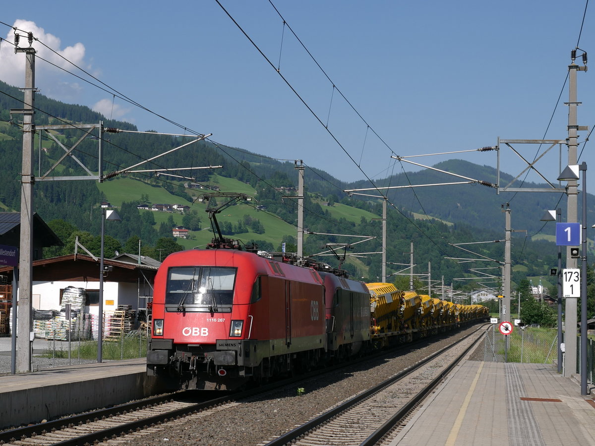 Zweifachtraktion ÖBB Taurus 1116 267 + railjet 1116 215 mit Zug eurailpool Gleisbauwagen MFS-100 in Richtung Wörgl bei Durchfahrt in Westendorf / Tirol; 15.06.2017
