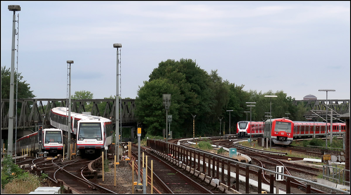Zweimal U-Bahn, zweimal S-Bahn -

Jeweils rechts neben abgestellten Fahrzeugen verlassen ein Zug der Linie U3 und ein Zug der Linie S1 den U- und S-Bahnhof Barmbek. Der U-Bahnzug hier in S-Form, die S-Bahn in gewöhnlichem Bogen.

17.08.2018 (M)