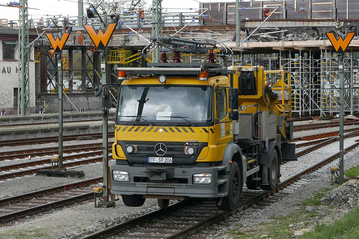 Zweiwege-Oberleitungsmontagefahrzeug (97 59 03 538 60 - 4) der Firma Spitzke abgestellt im Bahnhof von Lindau am 22.10.2017.