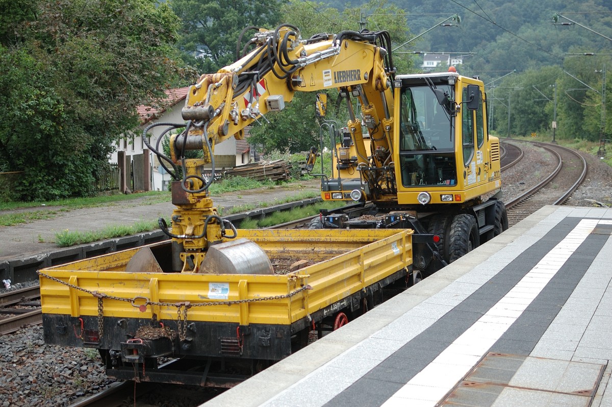 Zweiwegebagger von Liebherr in Neckargerach am gesperrten Gleis 2 am Sonntagmittag den 25,8,2013