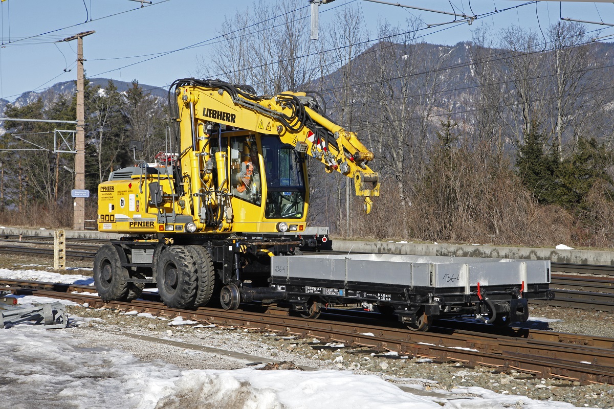 Zweiwegebagger mit Bahnwagen in Eichberg am 15.02.2017.