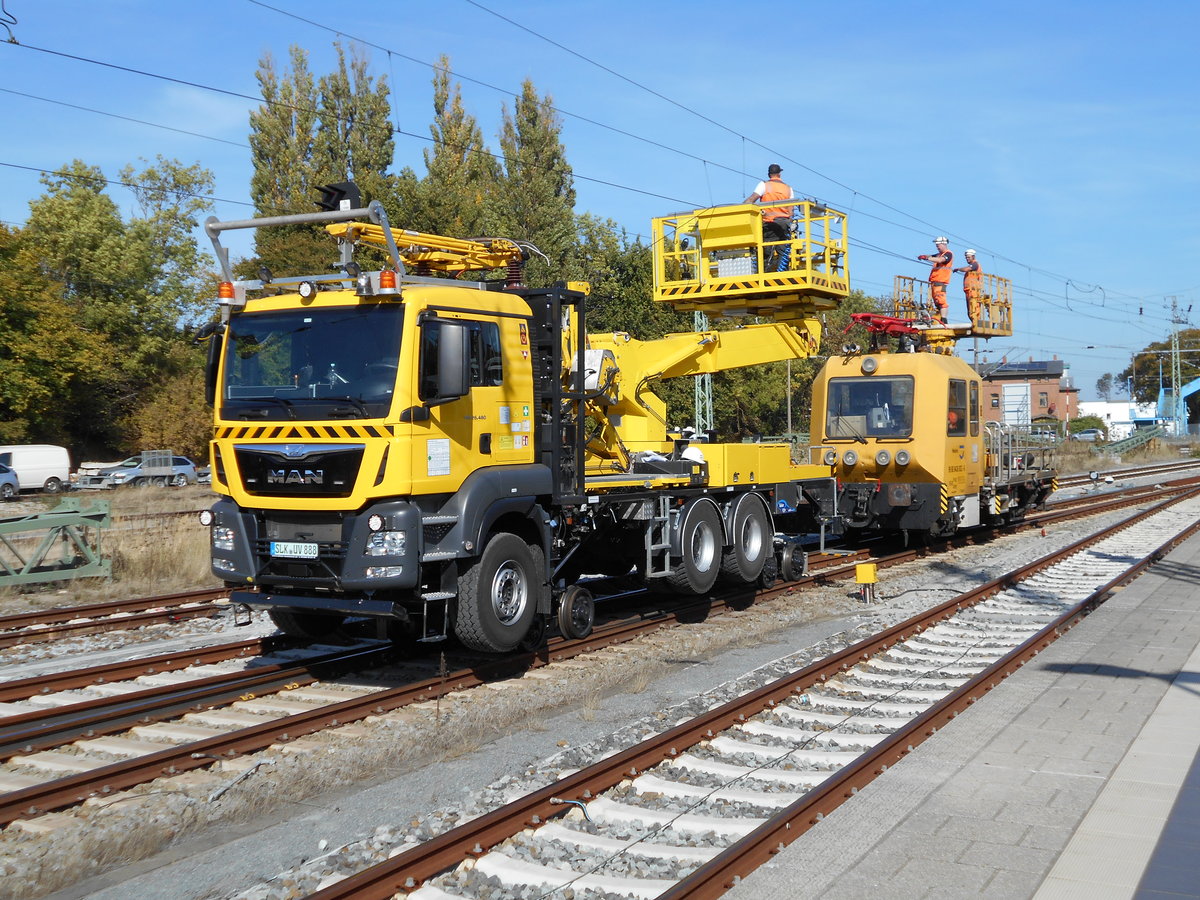 Zweiwegefahrzeug und GAF beim Demontieren der Fahrleitung,in Bergen/Rügen,am 18.September 2018.