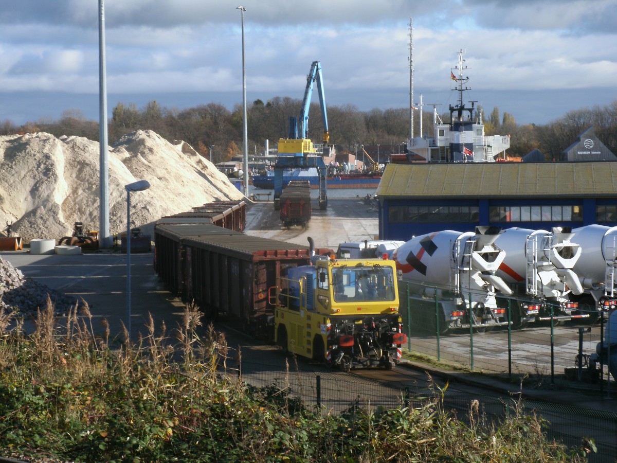 Zweiwegefahrzeug im Stralsunder Sdhafen am 11.November 2013.