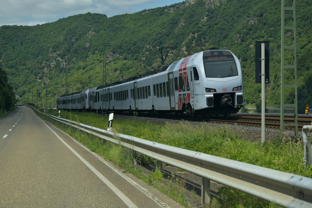 Zwischen Bad Salzig und Hirzenach kommt mir dieser RE2 nach Frankfurt Main vors Objektiv als ich gerade die Straßenseite wechseln wollte. Sonntag den 18.6.2017