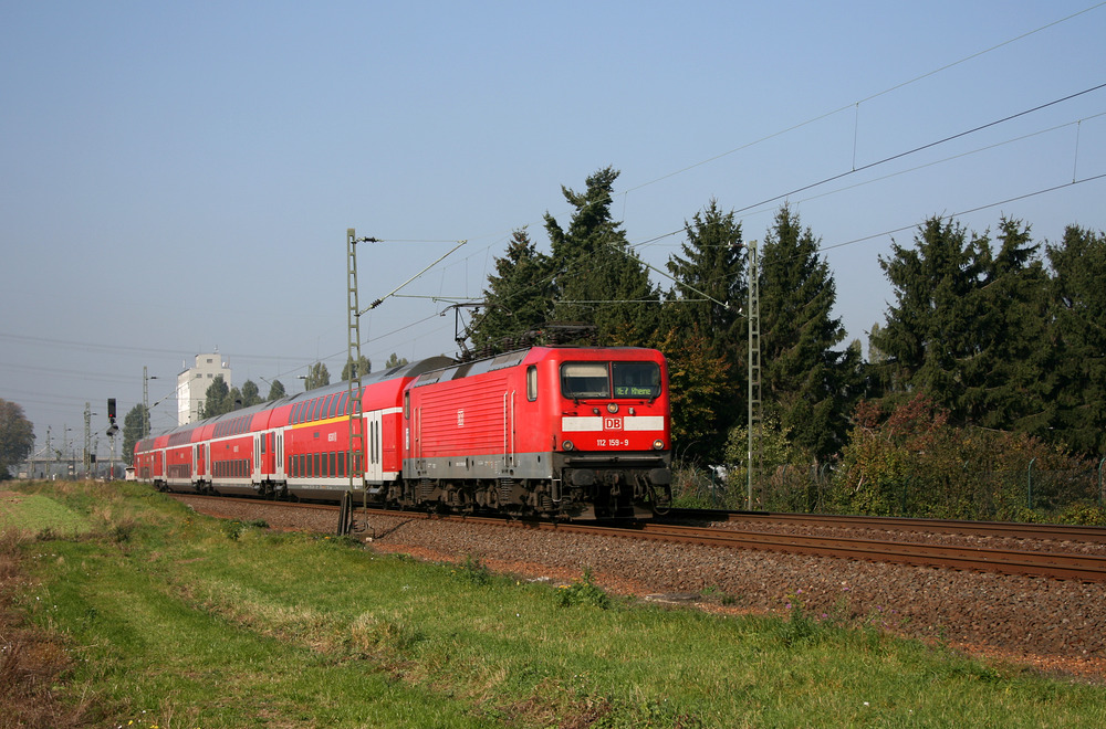 Zwischen den Bahnhöfen Nievenheim und Dormagen wurde 112 159 mit dem RE 7 (Krefeld - Rheine) abgelichtet.
Mittlerweile fährt National Express nach Ausschreibungsgewinn diese Linie.
Aufnahmedatum: 12. Oktober 2010