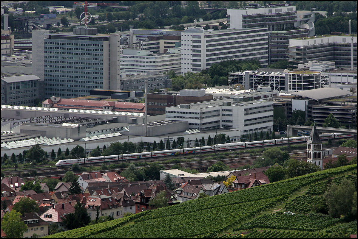 Zwischen Daimler und Weinberg -

ICE 1 bei Stuttgart-Untertürkheim.

18.07.2011 (M)