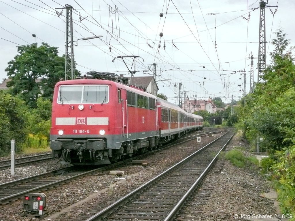 Zwischen dem Bahnhof Ansbach und der Trennung der Strecken nach Crailsheim und Würzburg liegen auf etwa 500 Meter Länge nur drei Gleise. 111 164 zog am 21.8.09 einen RE von Stuttgart nach Nürnberg durch diesen Bereich.