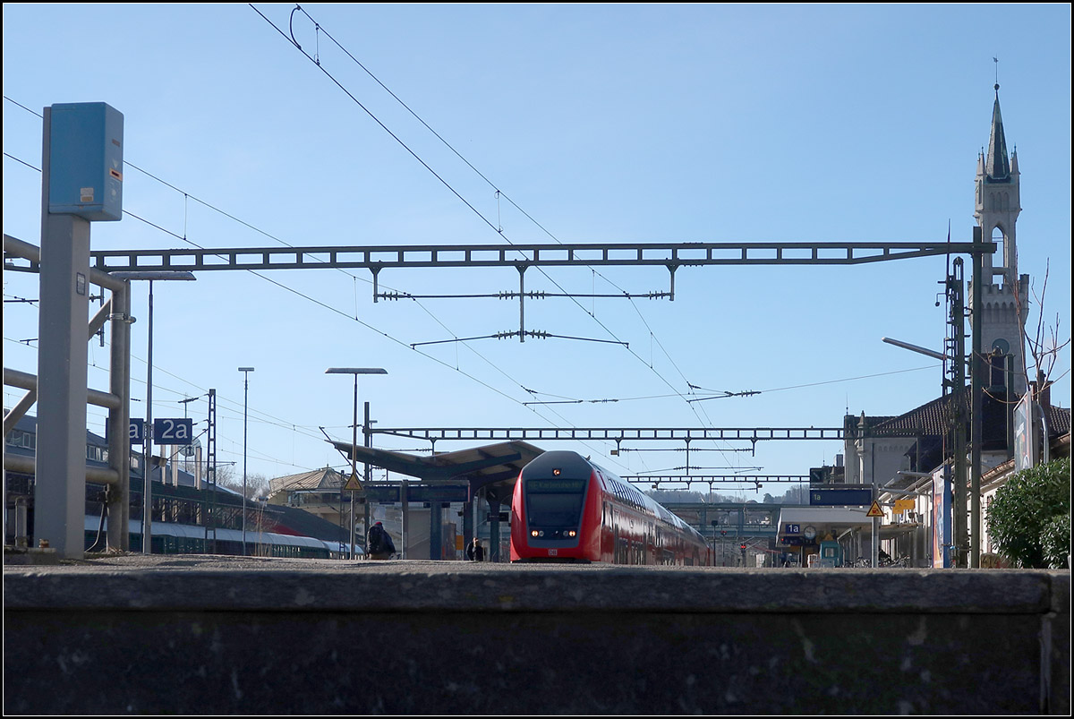 Zwischen Entwerter und Bahnhofsturm -

Ein etwas eigenwilliges Bild vom Bahnhof Konstanz mit einem Zug der Schwarzwaldbahn.

12.03.2019 (M)