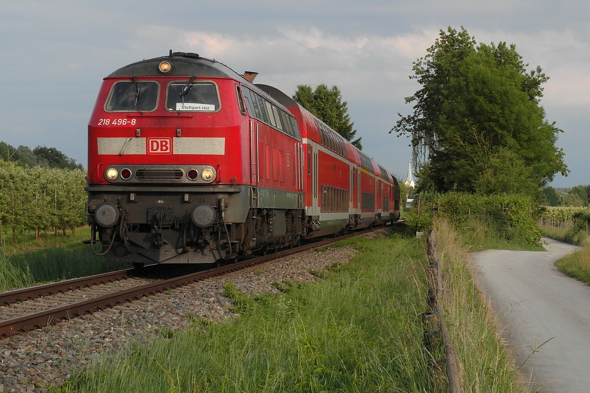 Zwischen Eriskirch und Friedrichshafen befindet sich 218 496-8 am 12.06.2017 mit dem IRE 4236 auf der Fahrt von Lindau nach Ulm [Stuttgart].