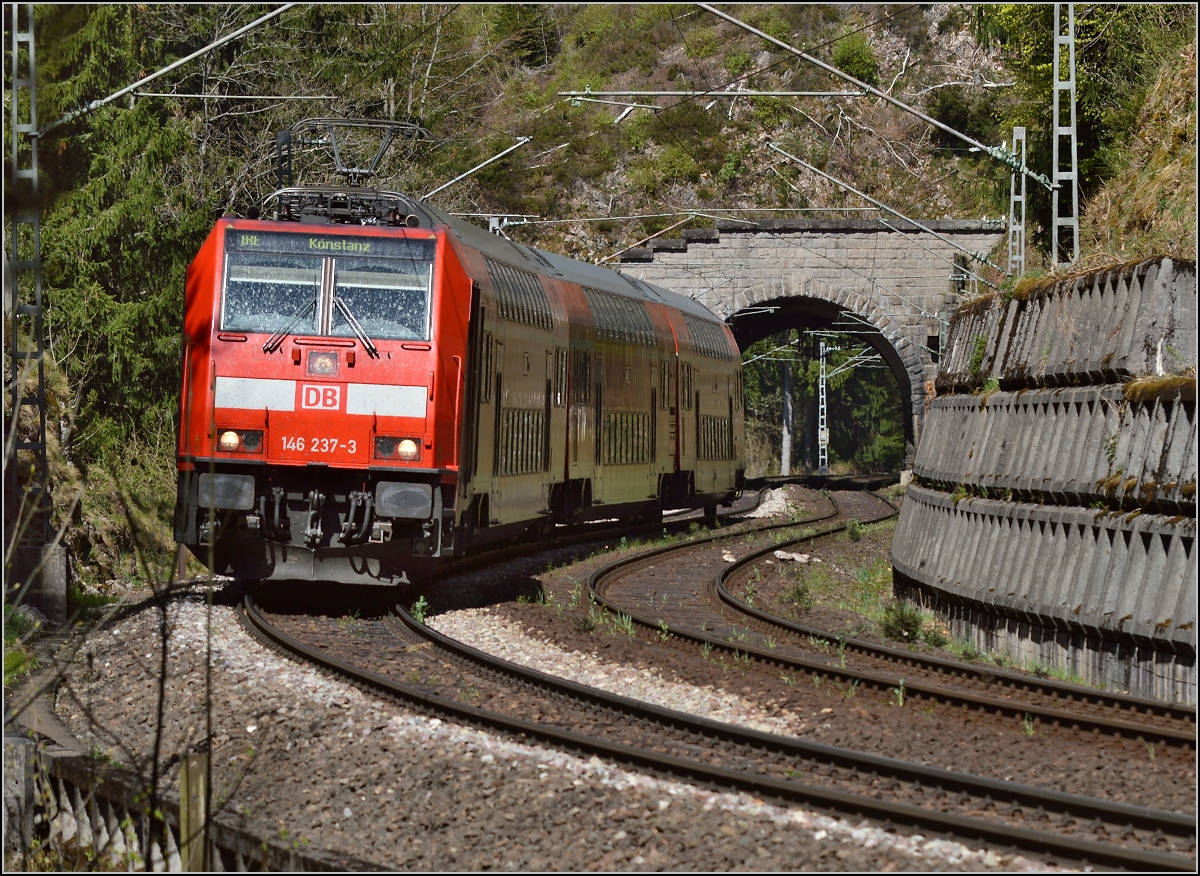 Zwischen Gaislochtunnel, Konstanzer Portal im Hintergrund, und Hohnentunnel bietet sich diese schöne Aussicht. Passend kommt 146 237-3 mit einem kurzen IRE Richtung Konstanz. Triberg, April 2015.