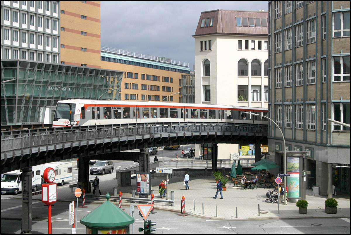 Zwischen den Gebäuden der Innenstadt -

Ein DT-4 U-Bahnzug verschwindet auf der Hochbahntrasse zwischen den Gebäuden. Zwischen den Häusern senkt sich die Trasse ab um an den Tunnel Richtung Rathaus anzuschließen. Die Rampe sieht man auf den Bildern von S. Triesch. Blick von der Haltestelle Rödingsmarkt. 

12.08.2005 (M)