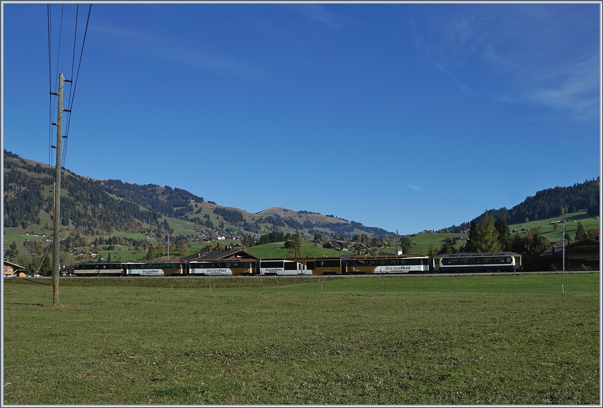 Zwischen Gstaad und Saanen zieht die MOB GDe 4/4 6004  Interlaken  ihren MOB Panoramic Zug 3115 Richtung Montreux.
10. Okt. 2017