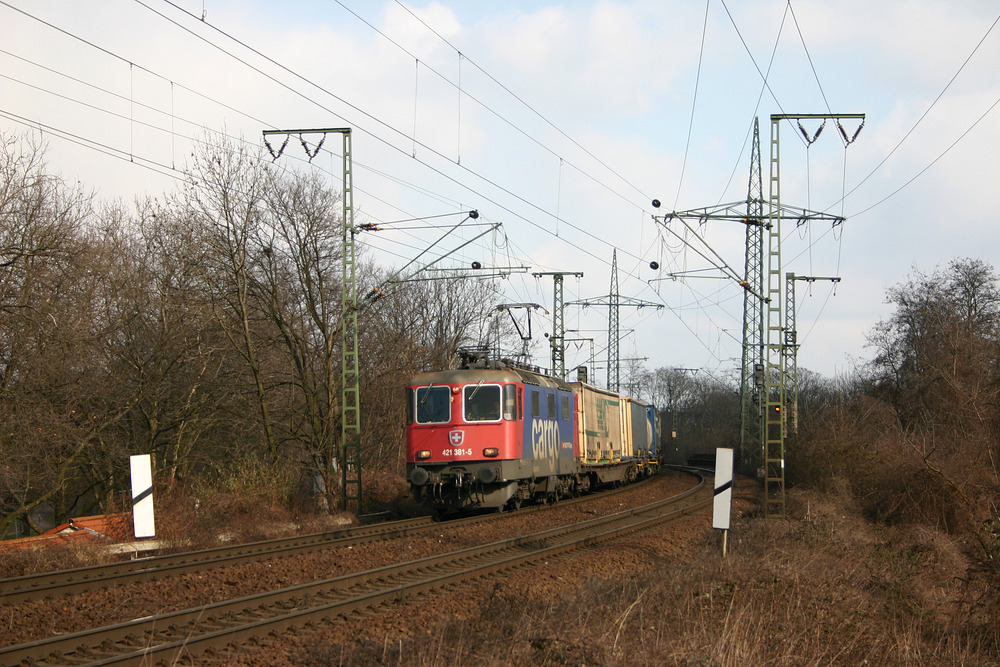 Zwischen der Kölner Südbrücke und dem Güterbahnhof Köln Bonntor wurde 421 381 nebst Güterzug fotografiert.
Aufgenommen am 12. März 2006.
Mittlerweile ist die Fotostelle komplett zugewachsen.