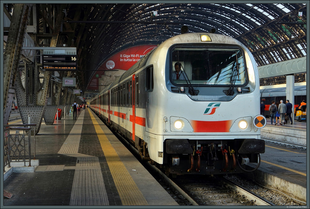 Zwischen Mailand und der ligurischen Küste kommen Wendezuggarnituren als Intercity zum Einsatz. Am 21.09.2018 steht ein UIC Z1A-Steuerwagen, geschoben von einer E 402, als IC 659 nach Ventimiglia in der Bahnhofshalle von Milano Centrale.